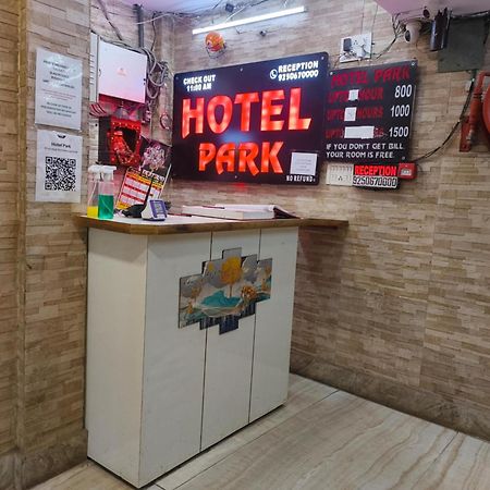 Hotel Metro Park Nuova Delhi Esterno foto