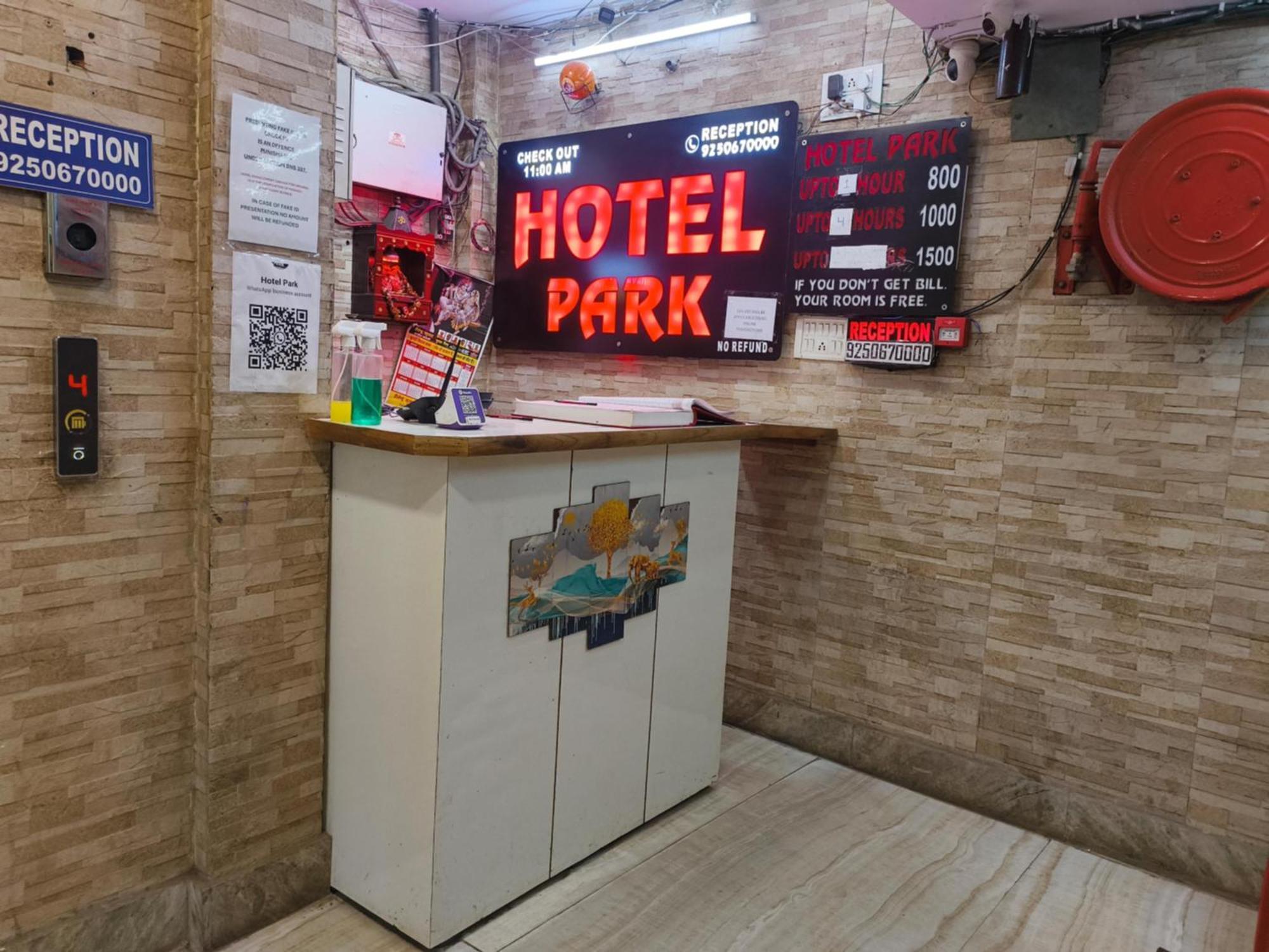 Hotel Metro Park Nuova Delhi Esterno foto